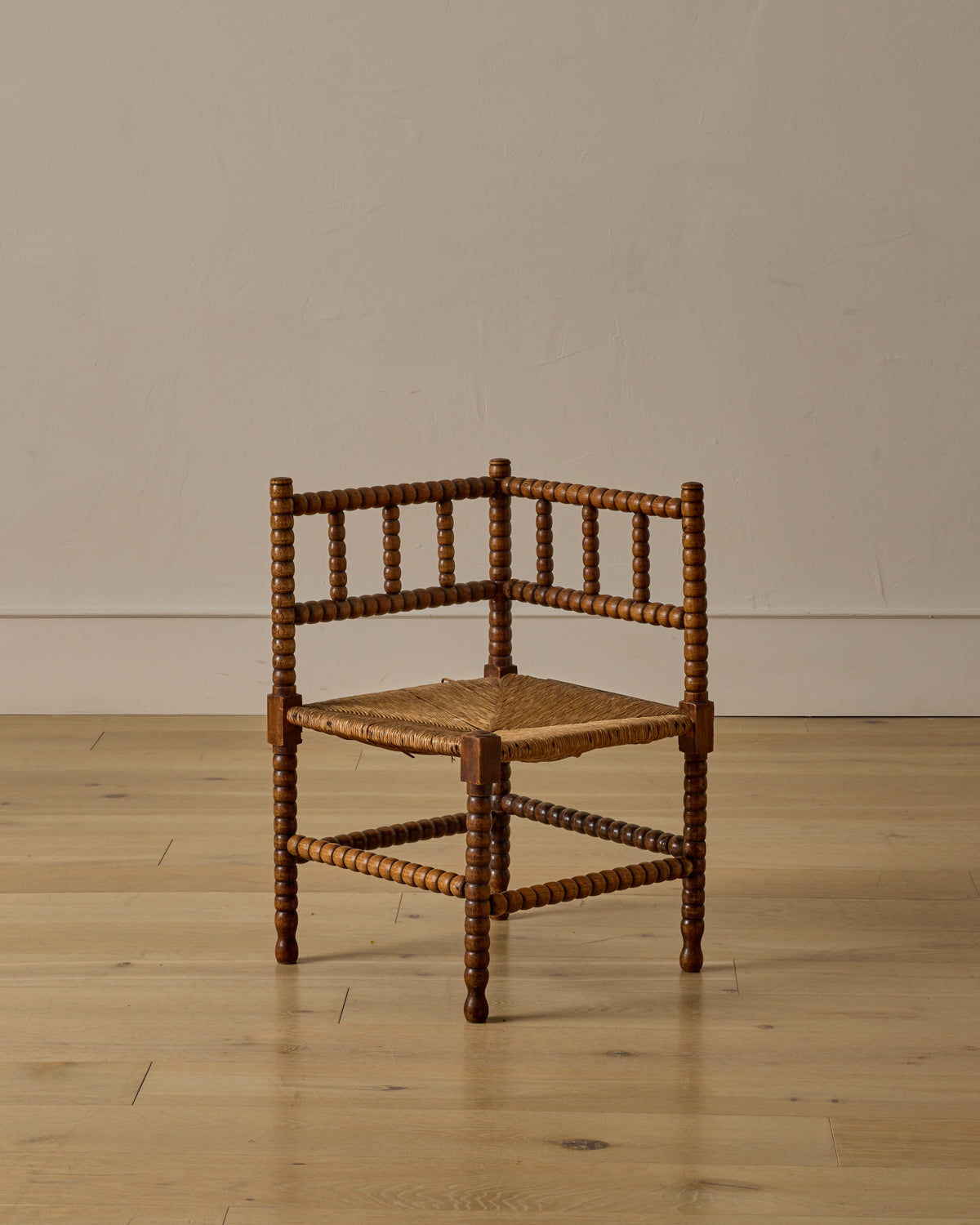 Lostine - Corner Rounded Bobbin Chair