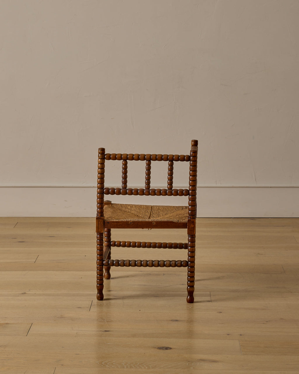 Lostine - Corner Rounded Bobbin Chair