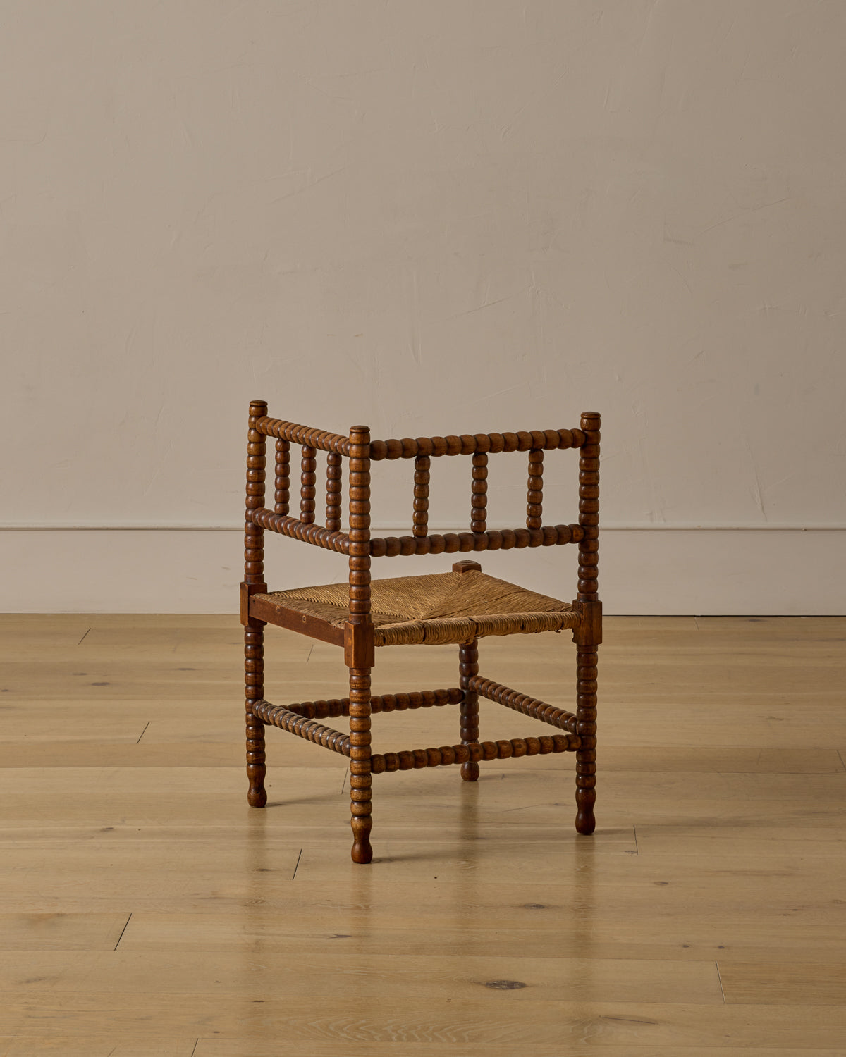 Lostine - Corner Rounded Bobbin Chair