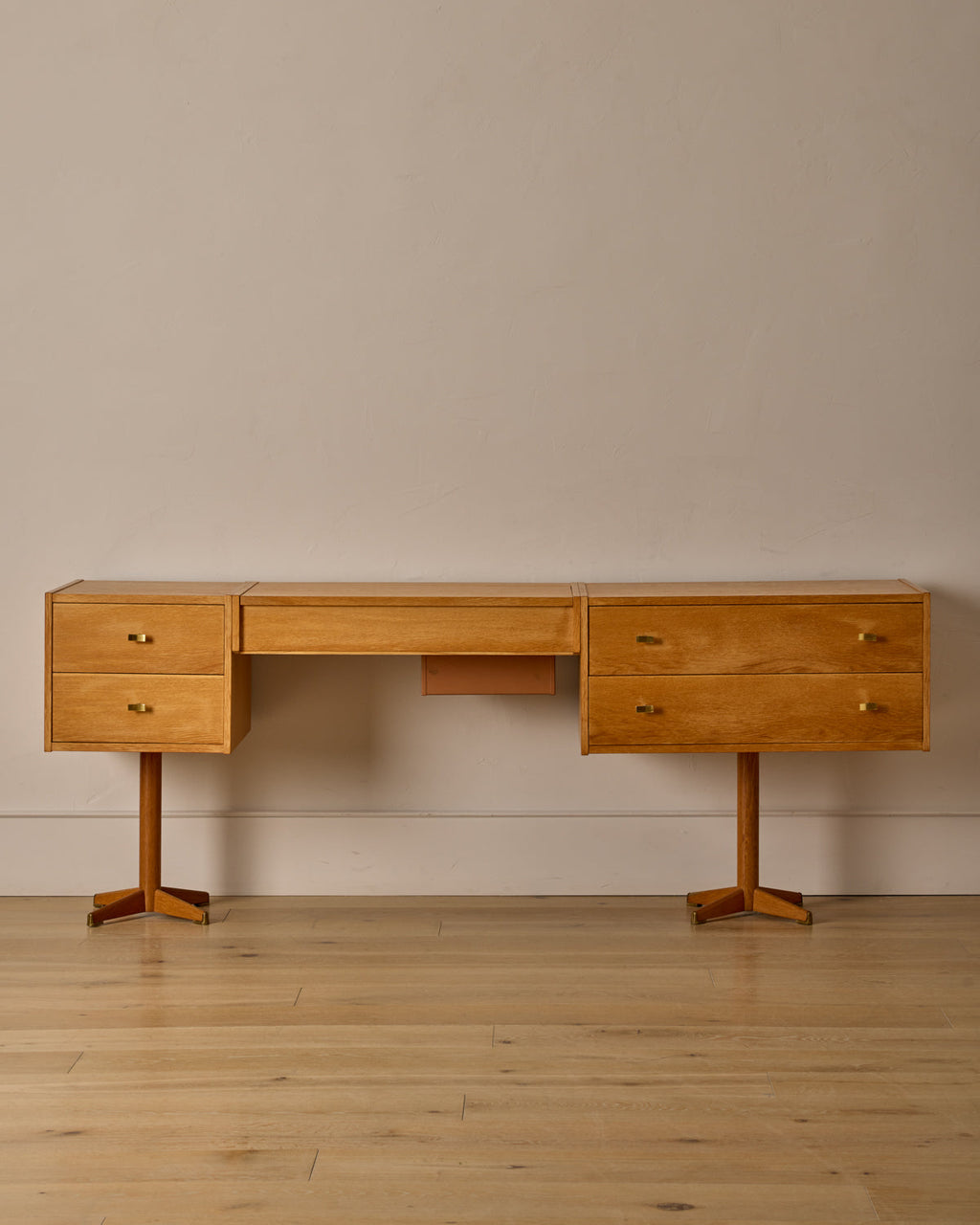 Lostine - Scandinavian Oak Dresser with Vanity