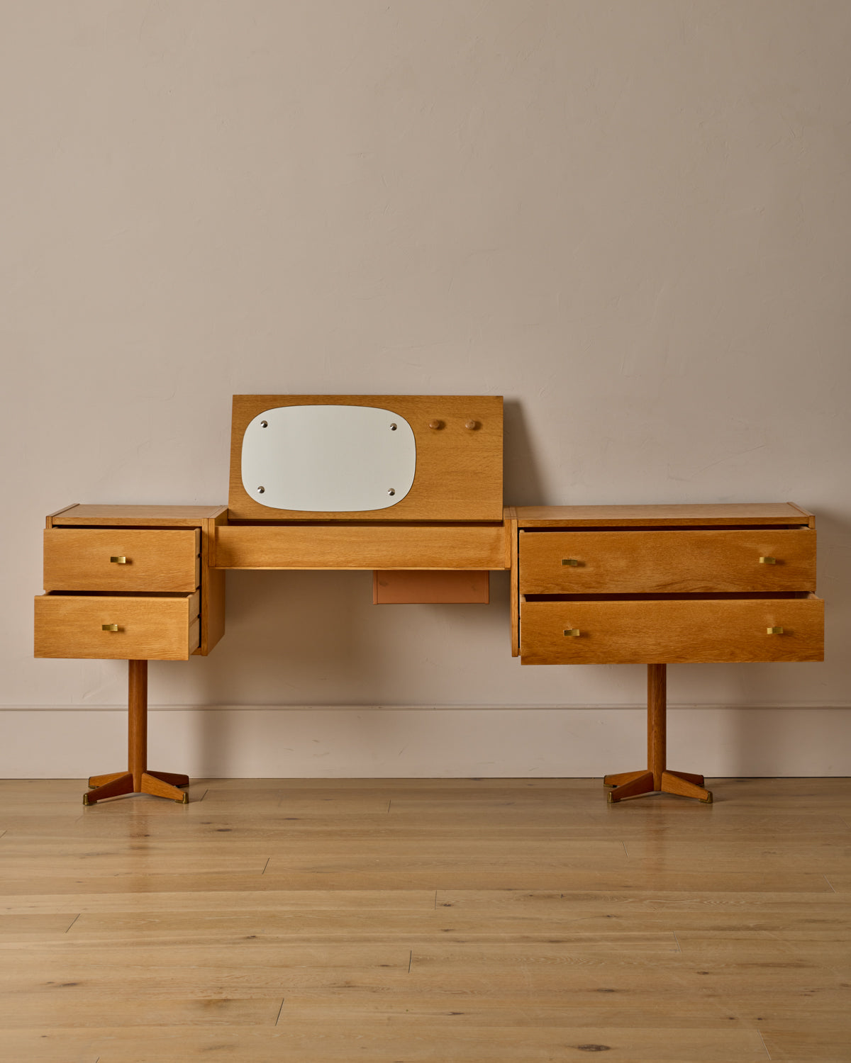 Lostine - Scandinavian Oak Dresser with Vanity