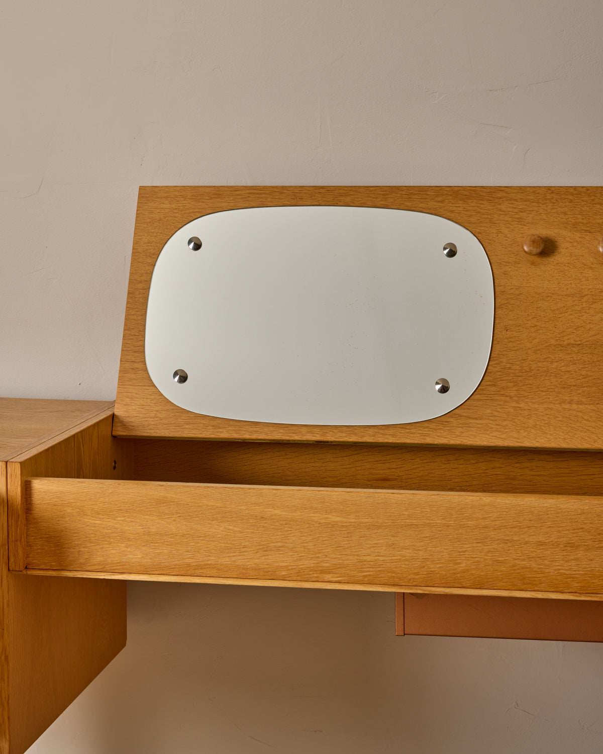 Lostine - Scandinavian Oak Dresser with Vanity