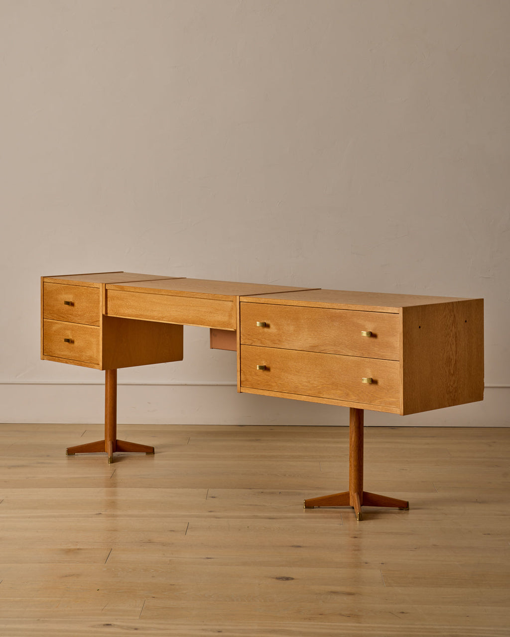 Lostine - Scandinavian Oak Dresser with Vanity