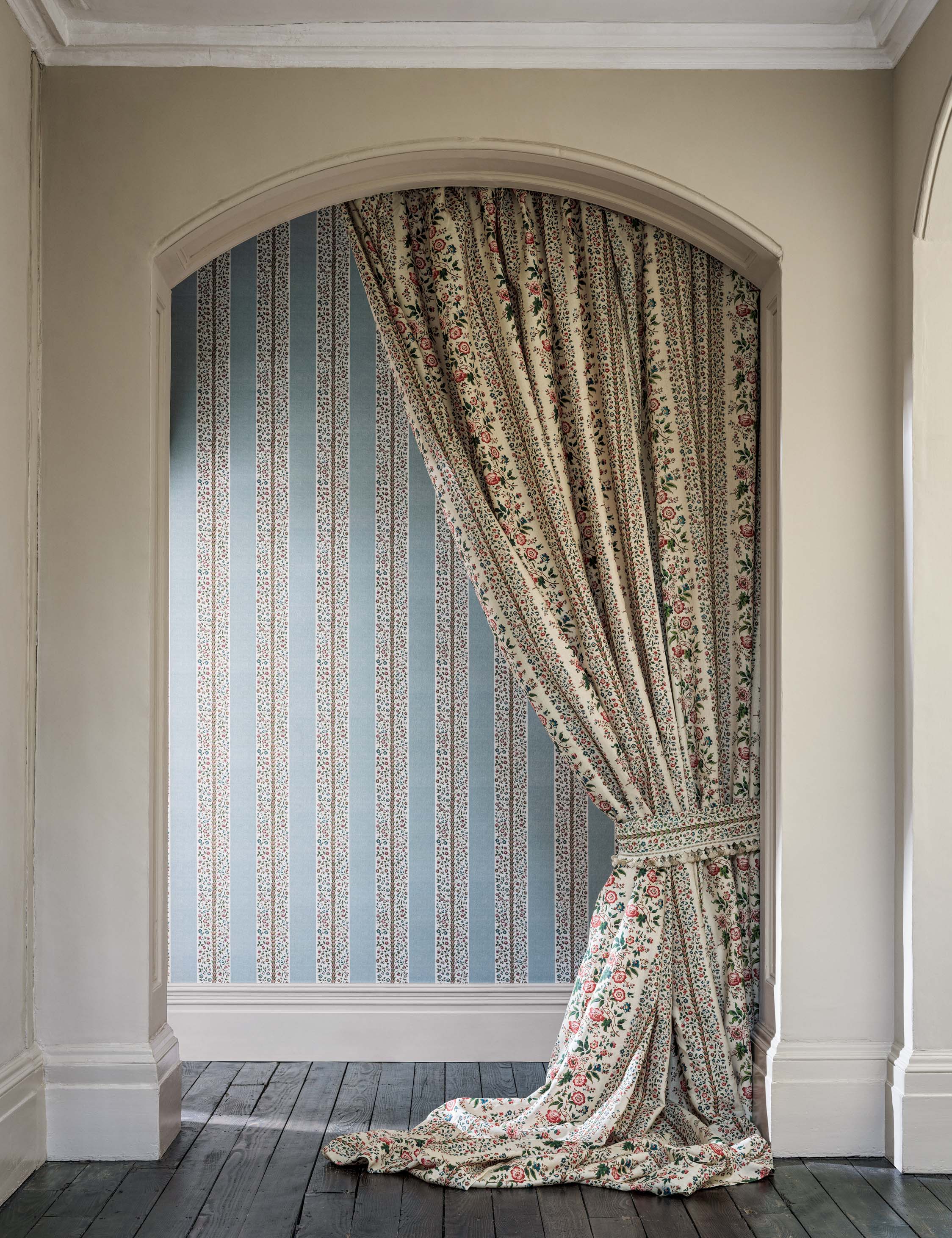 Lulu and Georgia - Pergola Wallpaper by Sanderson