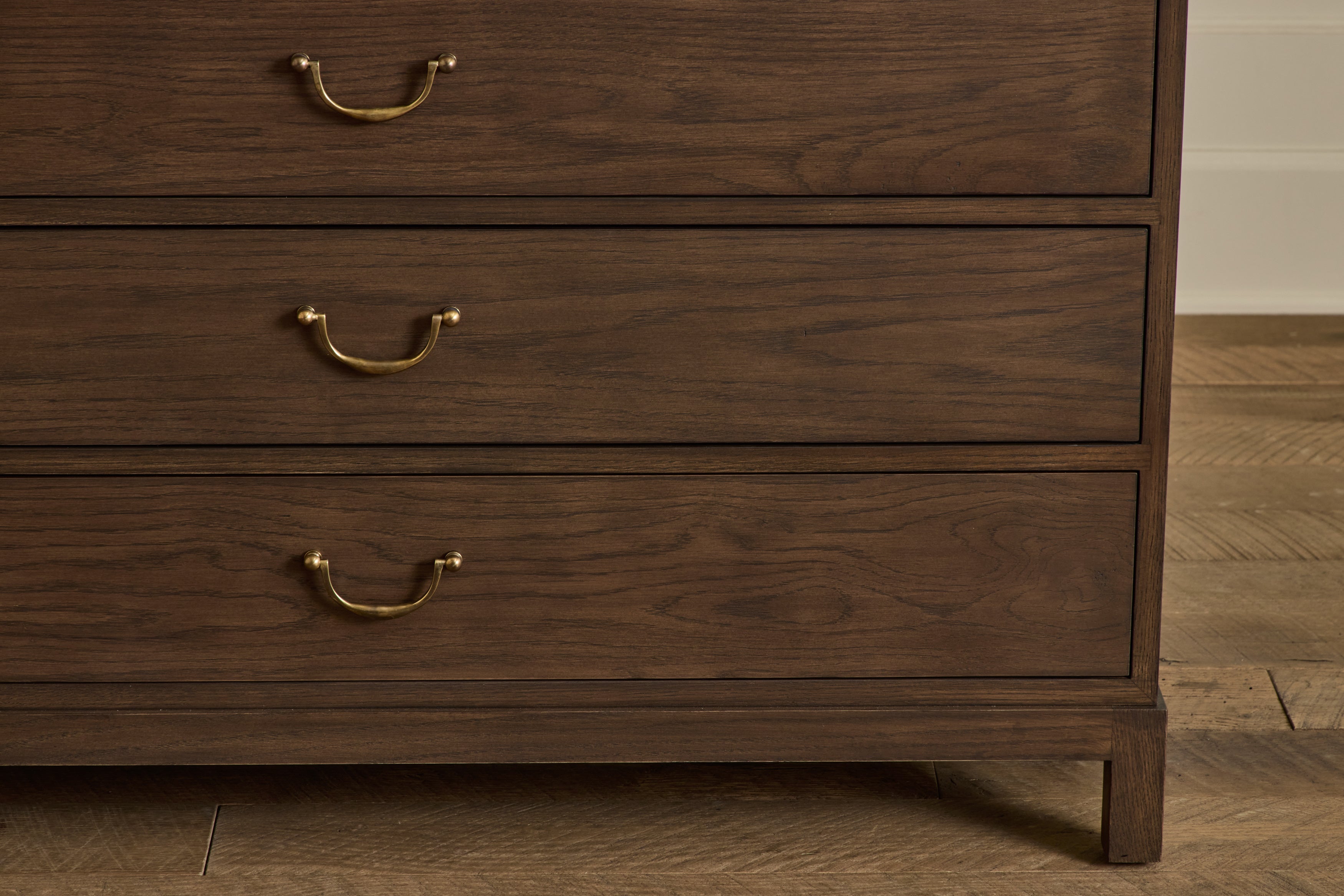 Nicky Kehoe - Campaign Dresser, 42"