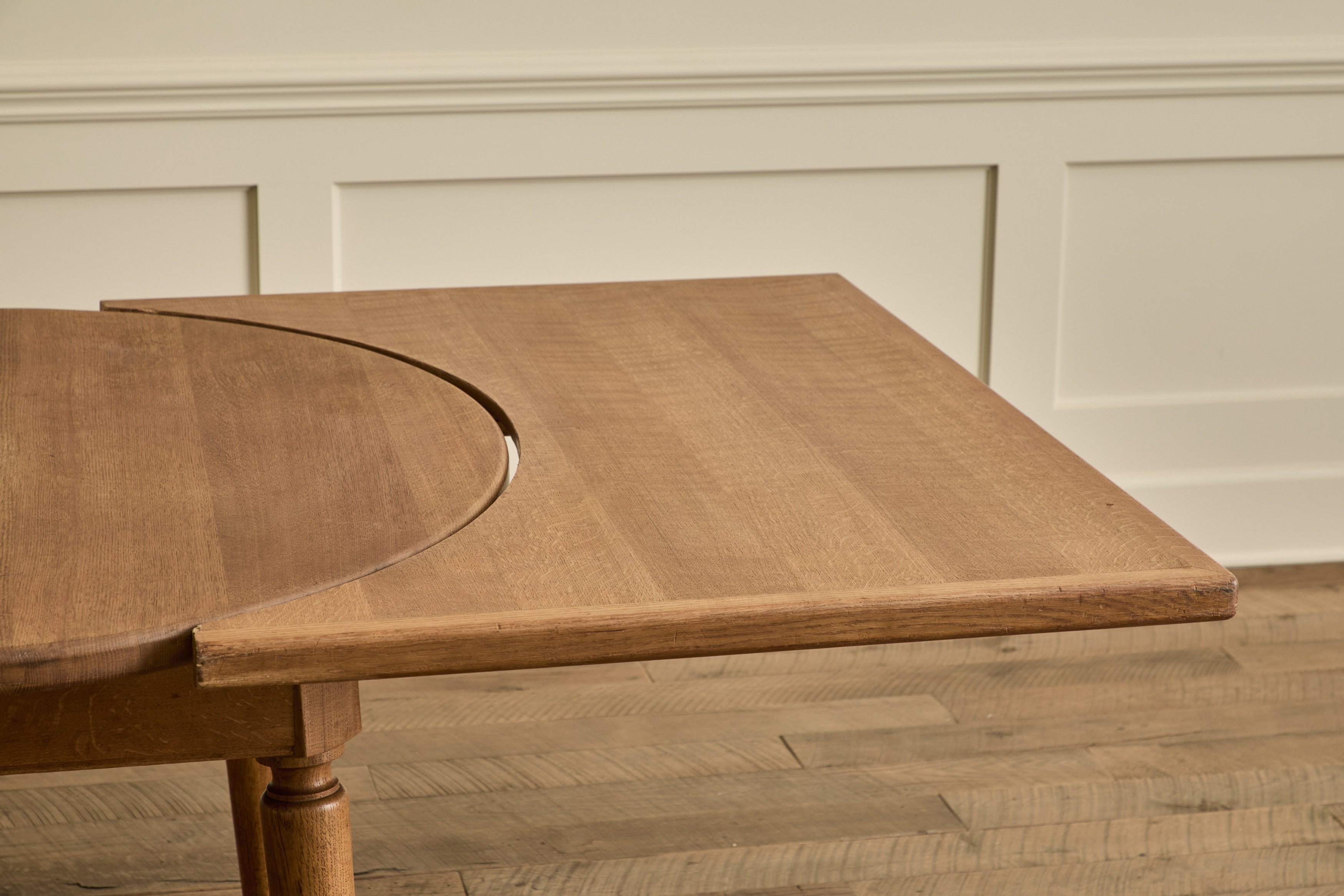 Nicky Kehoe - Round Oak Wood Extension Table