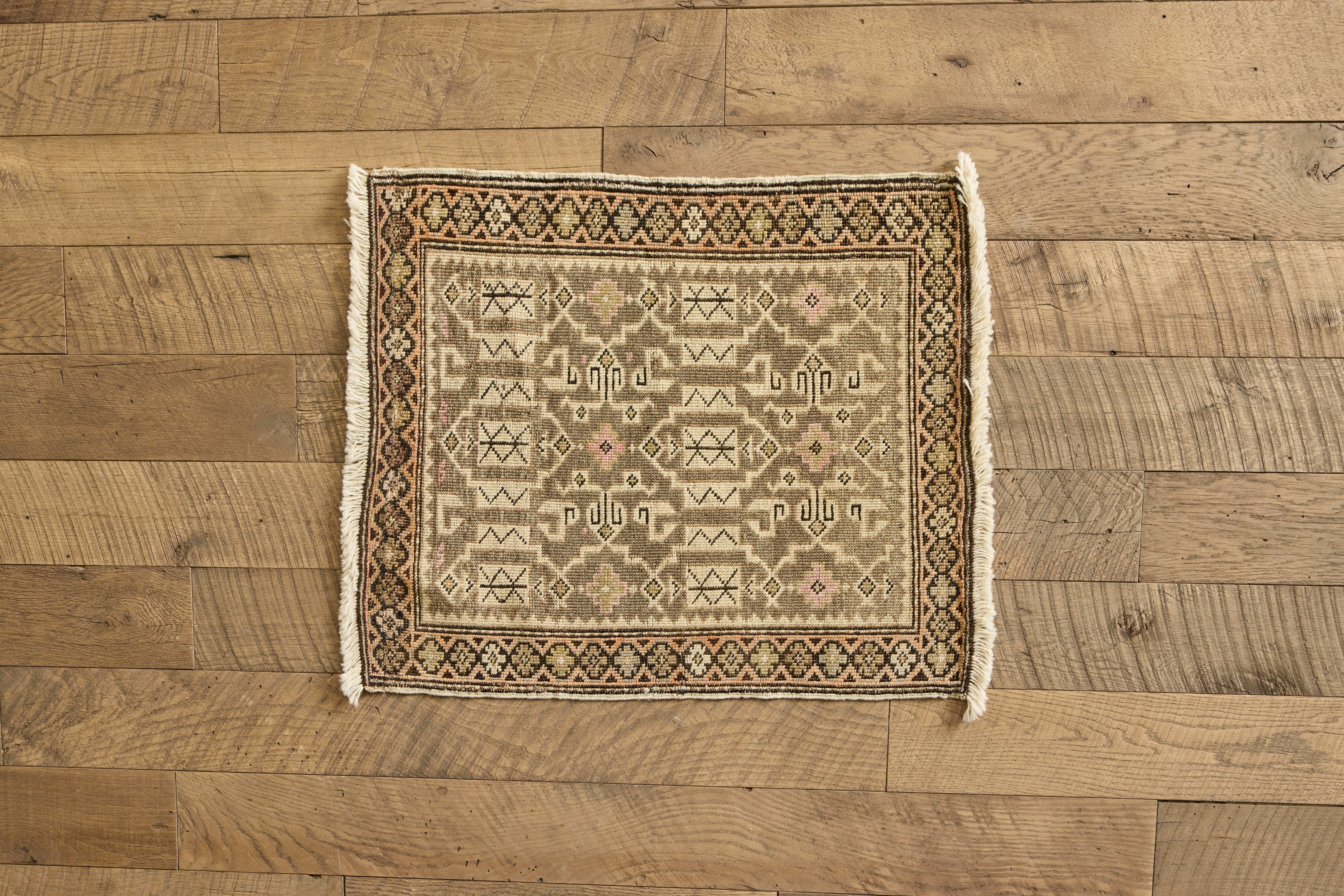 Nicky Kehoe - VTG NEUTRAL TRIBAL SCATTER RUG 2 X 2'7