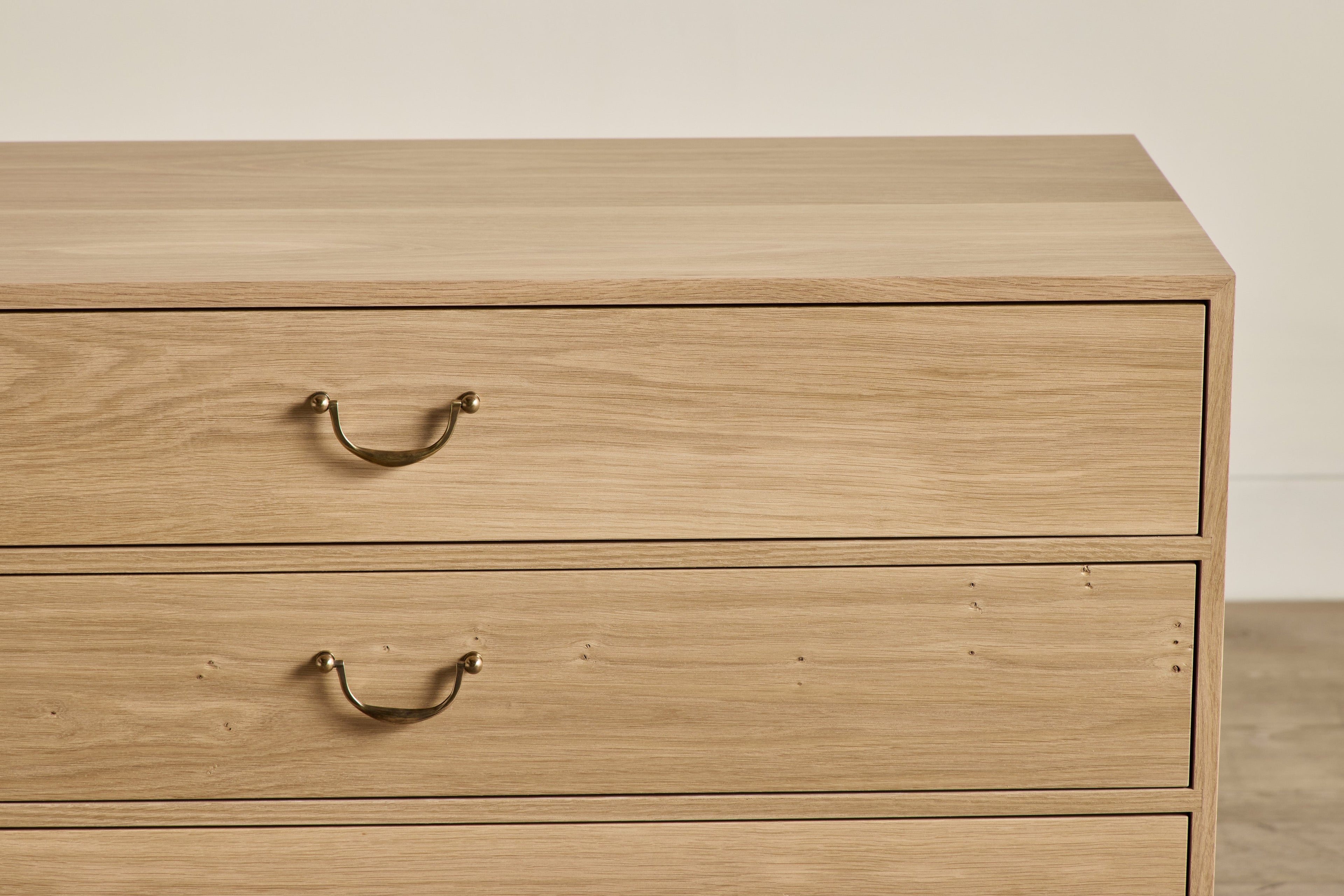 Nicky Kehoe - Campaign Dresser, 42"