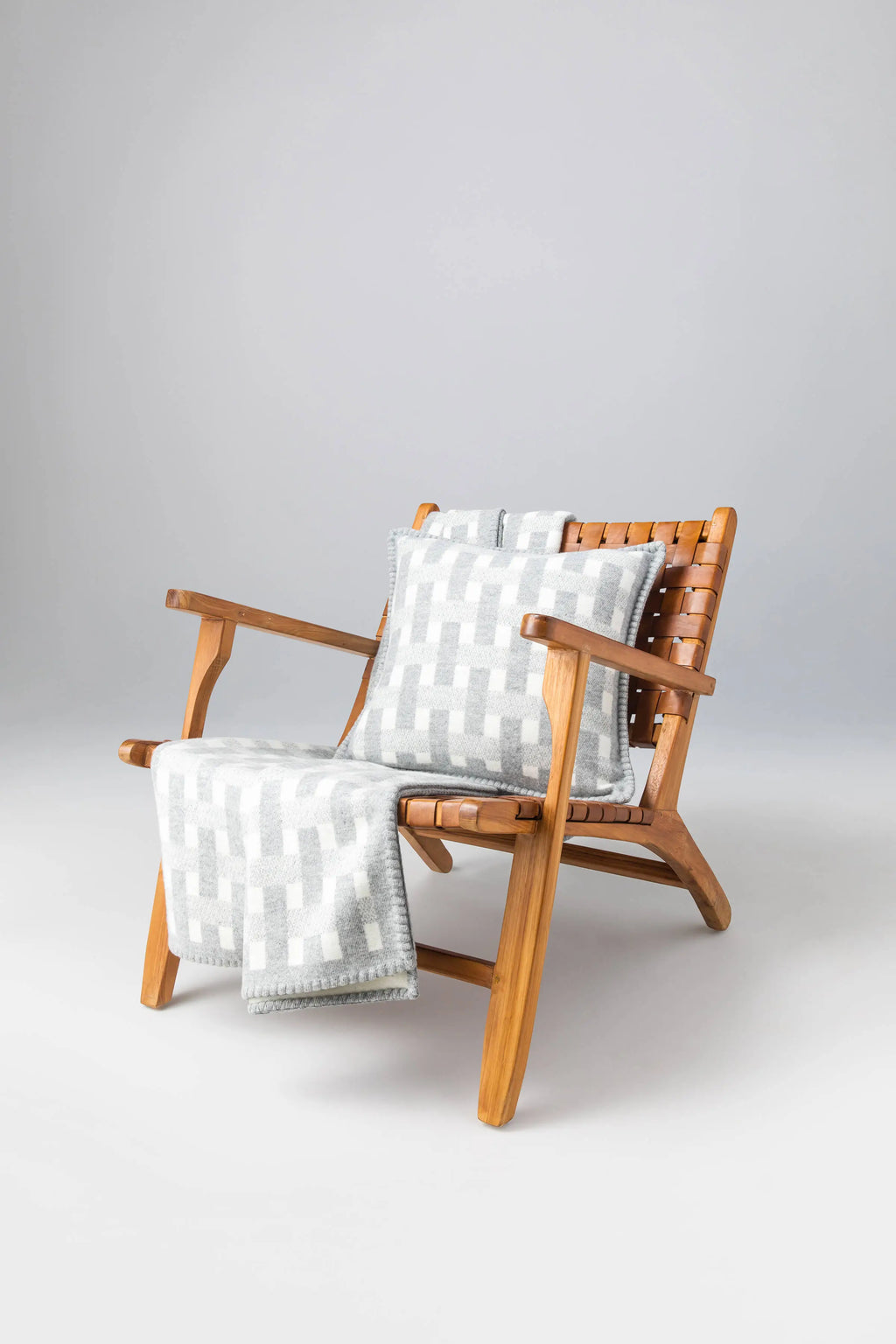 Johnstons of Elgin - Blanket Stitched Basketweave Throw in Light Grey