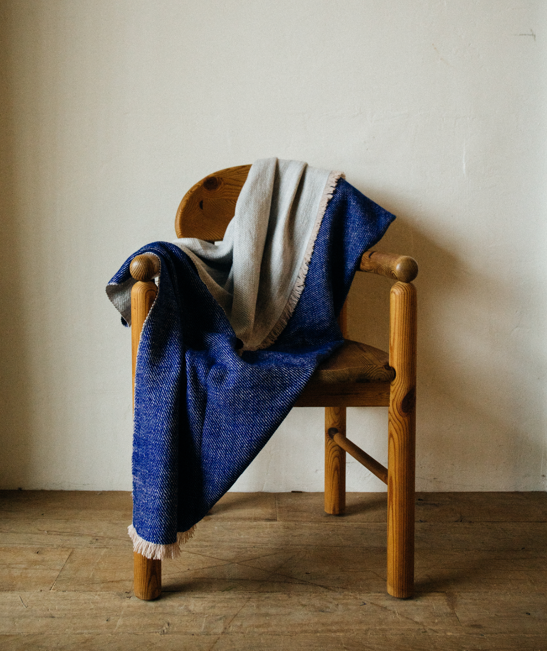 Nicky Kehoe - Cashmere Throw in Blue Ivory