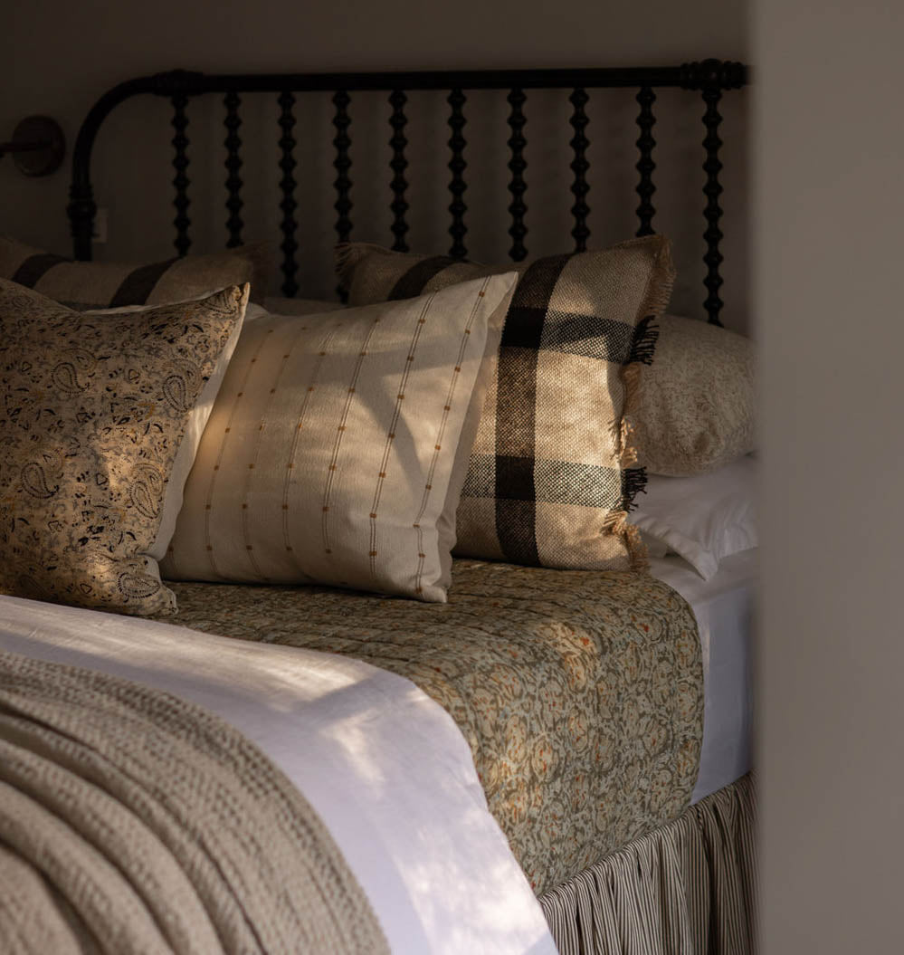 Amber Interiors - Maddie Pillow Beige/Black 22" x 22"