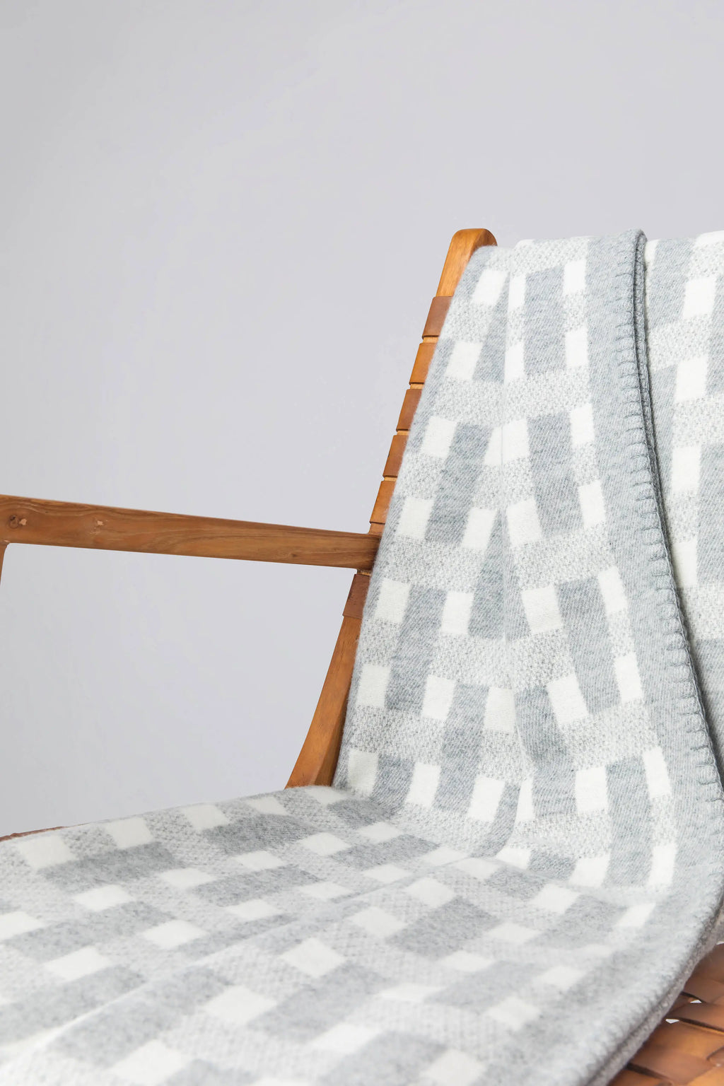 Johnstons of Elgin - Blanket Stitched Basketweave Throw in Light Grey