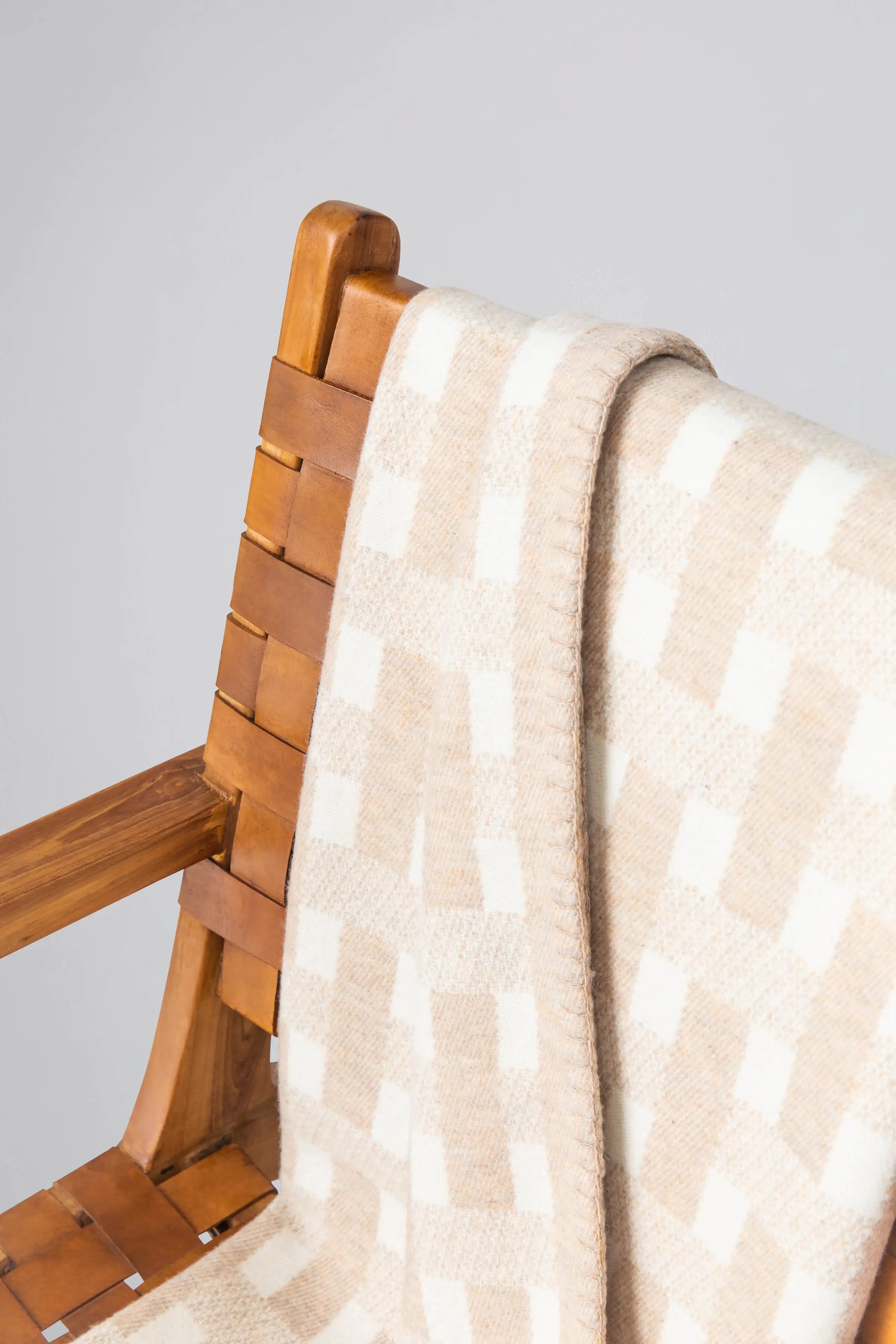 Johnstons of Elgin - Blanket Stitched Basketweave Natural Throw