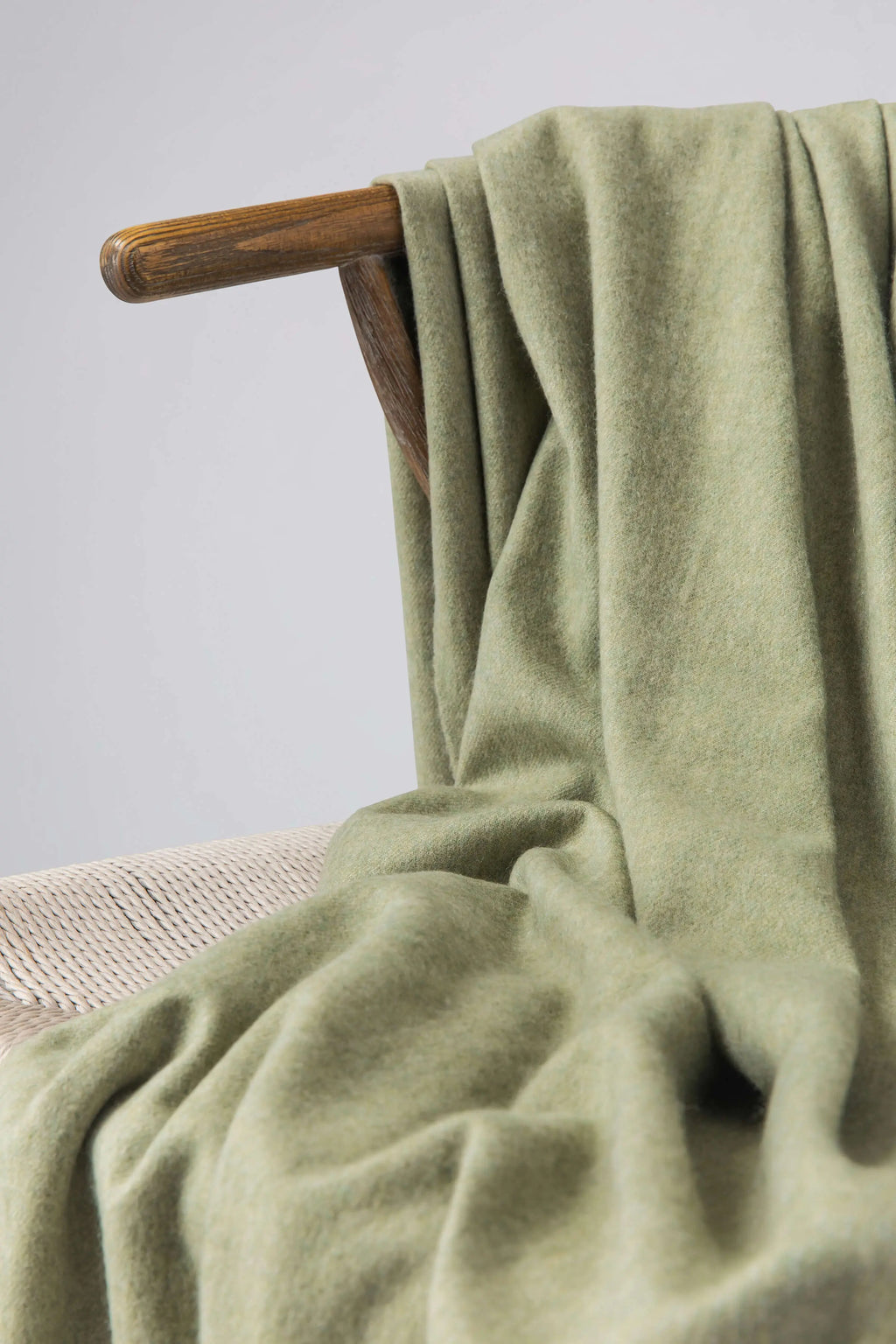 Johnstons of Elgin - Plain Cashmere Throw in Fern Green
