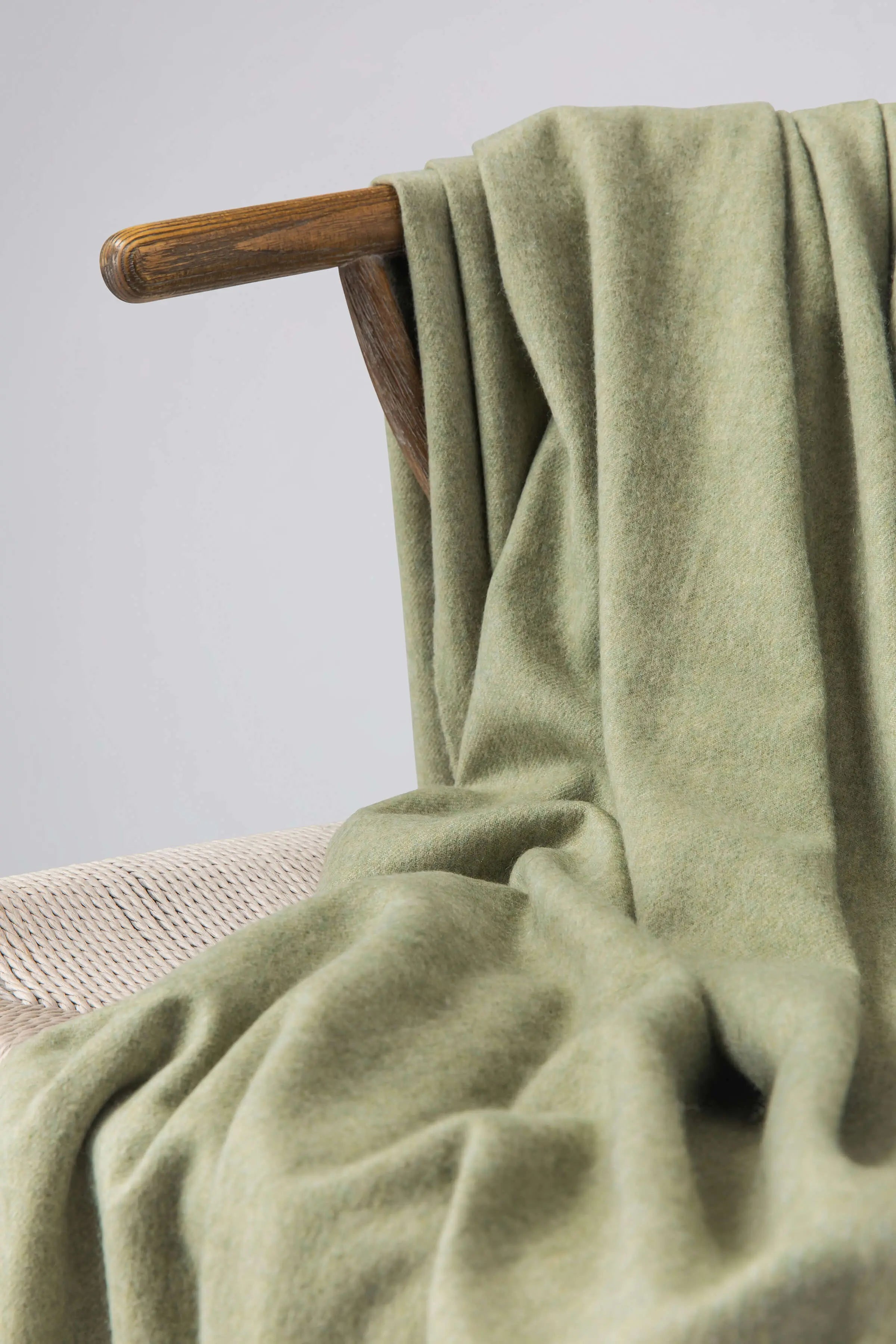 Johnstons of Elgin - Plain Cashmere Throw in Fern Green