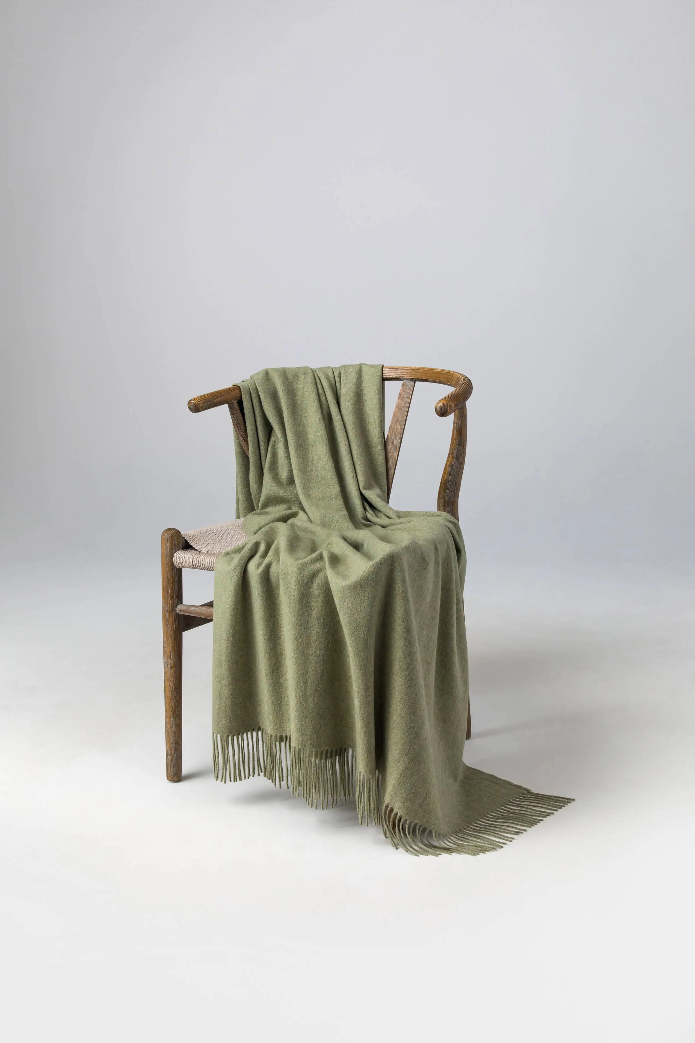 Johnstons of Elgin - Plain Cashmere Throw in Fern Green