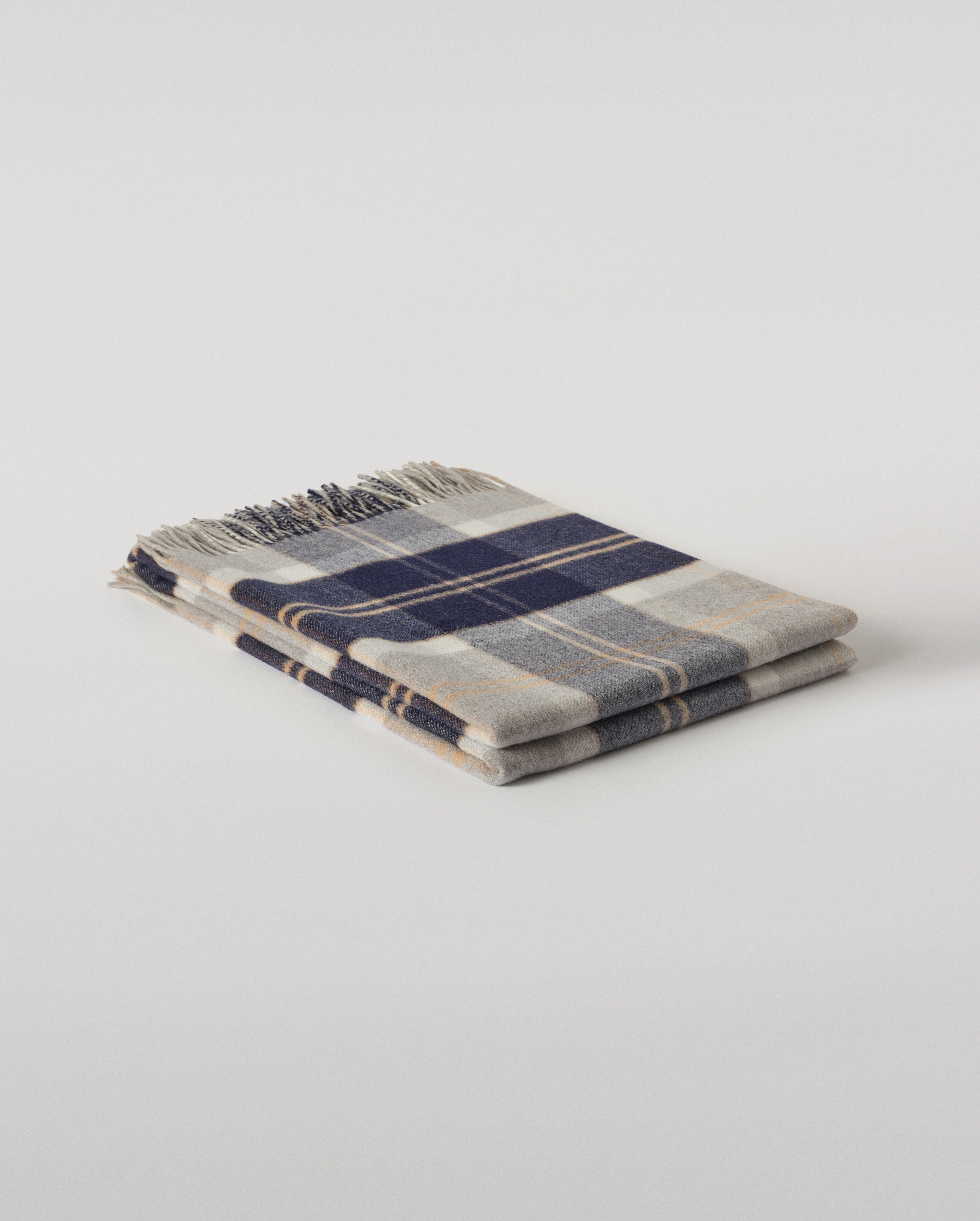 Johnstons of Elgin - Recycled Cashmere Throw in Silver Bannockbane