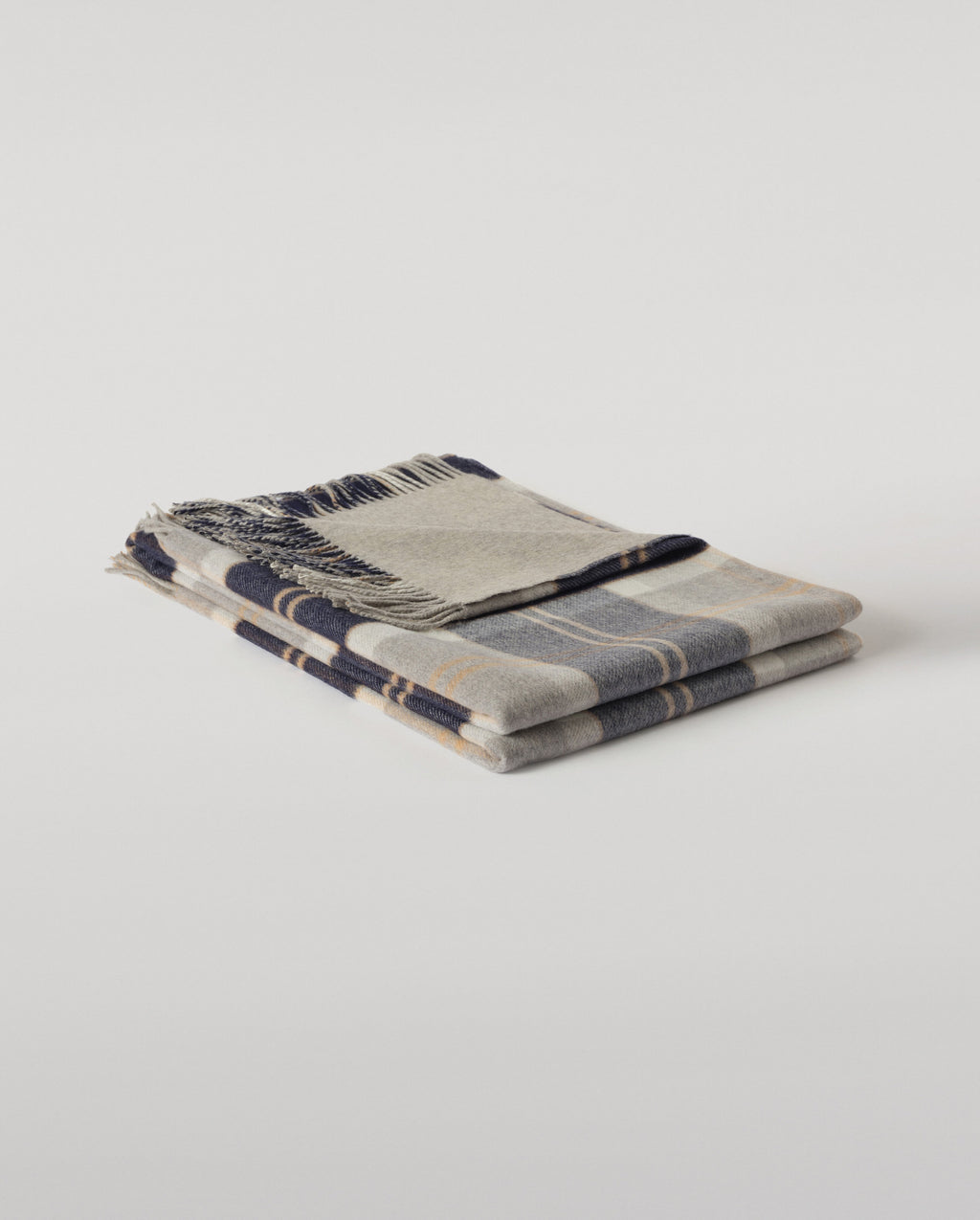 Johnstons of Elgin - Recycled Cashmere Throw in Silver Bannockbane