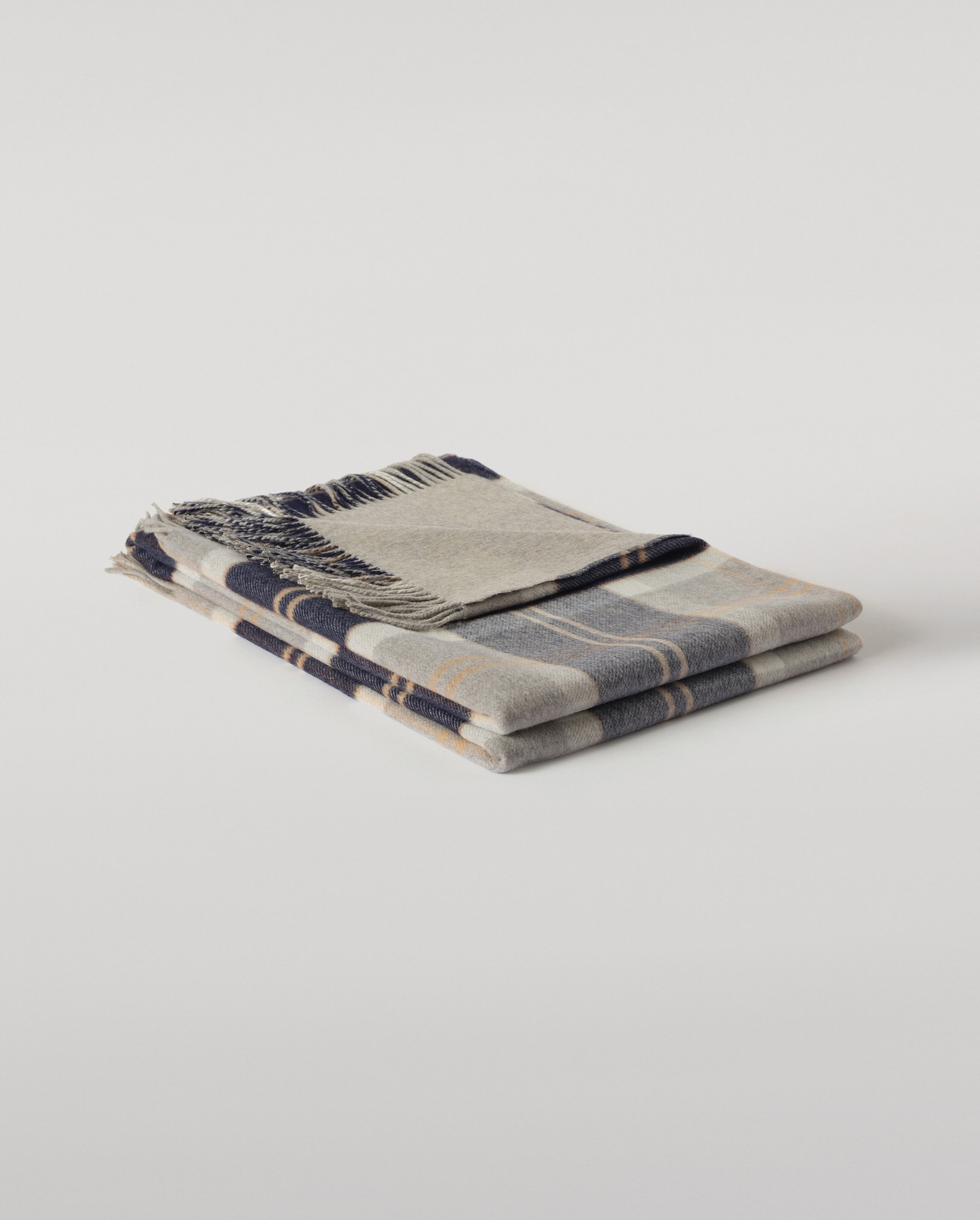 Johnstons of Elgin - Recycled Cashmere Throw in Silver Bannockbane