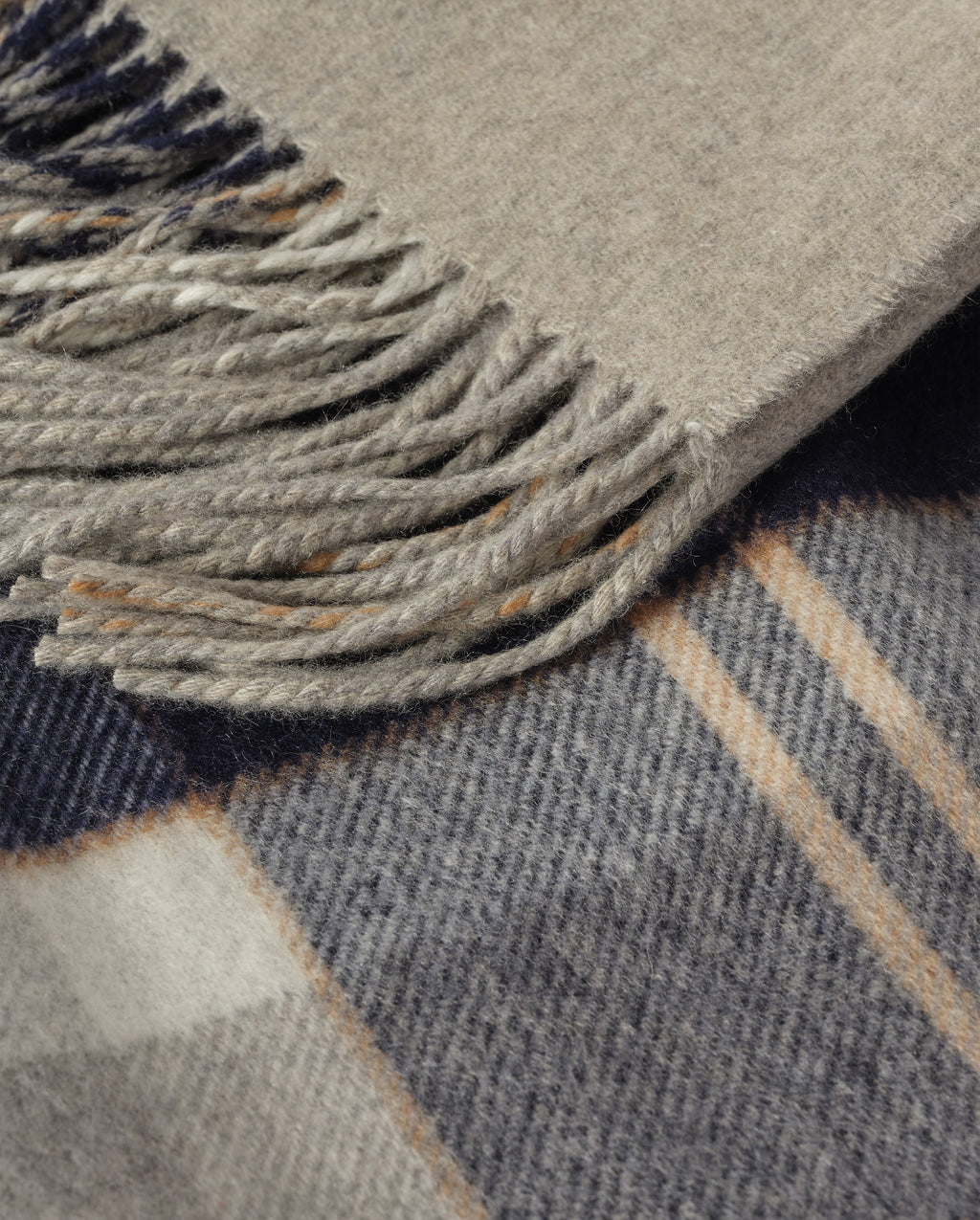 Johnstons of Elgin - Recycled Cashmere Throw in Silver Bannockbane