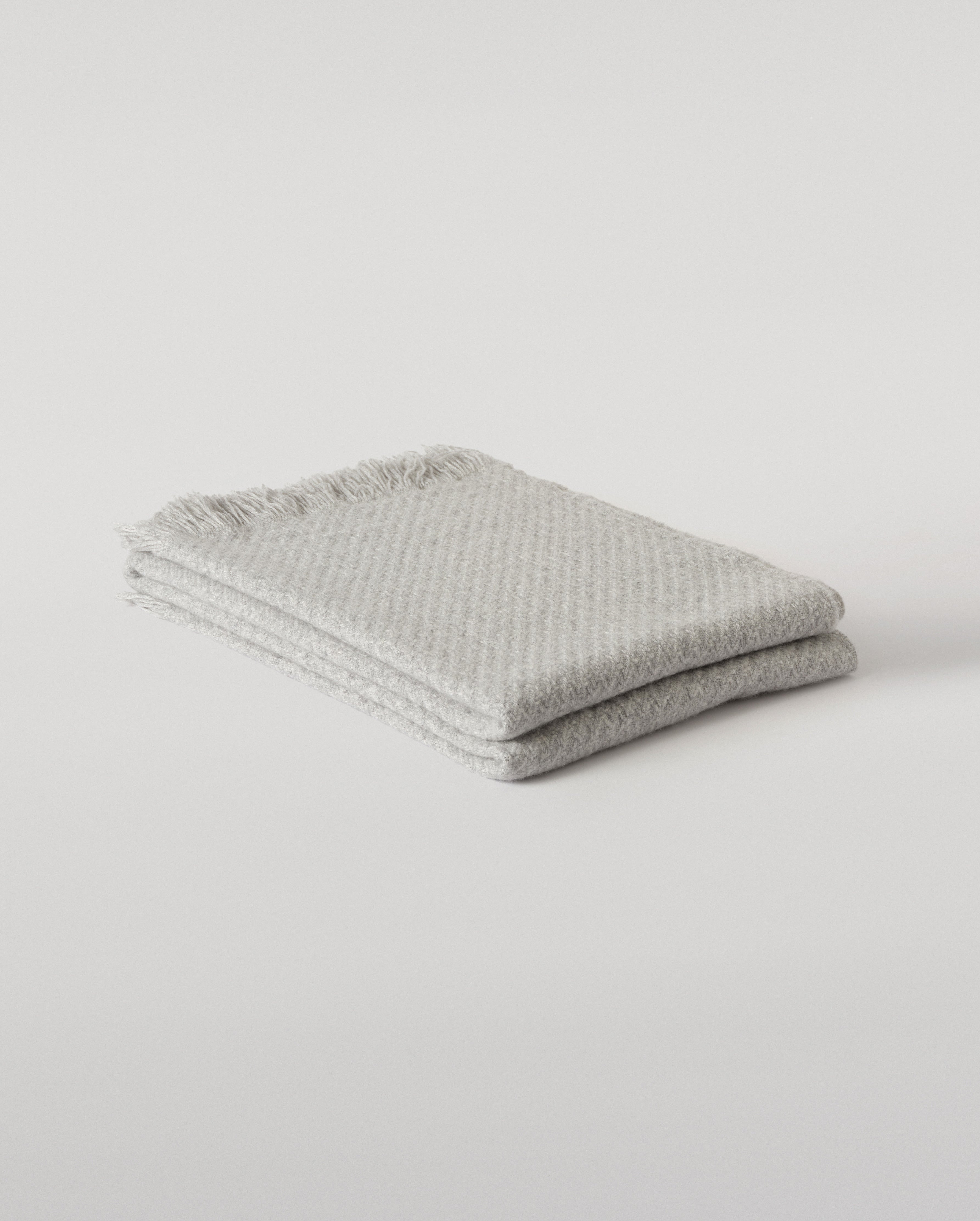 Johnstons of Elgin - Yarrow Light Grey Cashmere Throw