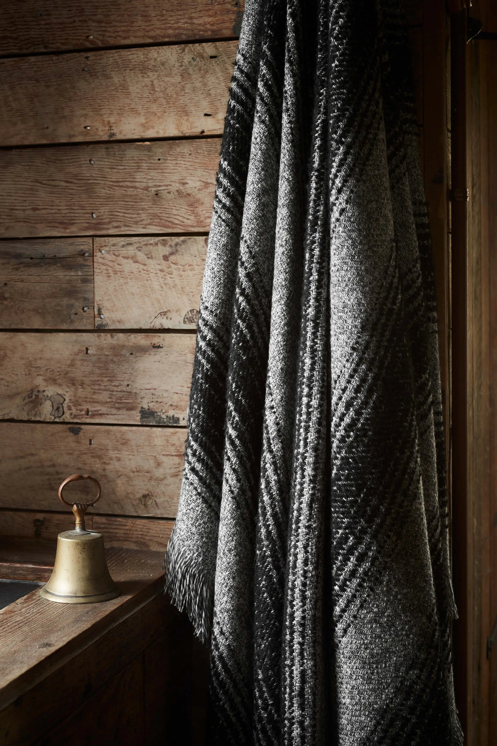 Johnstons of Elgin - Textural Ombré Dark Grey Throw
