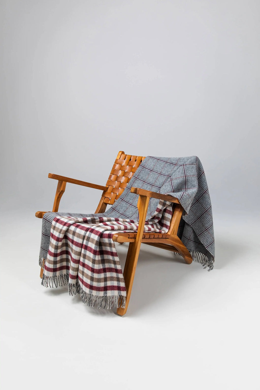 Johnstons of Elgin - Double Face Lambswool Throw in Houndstooth