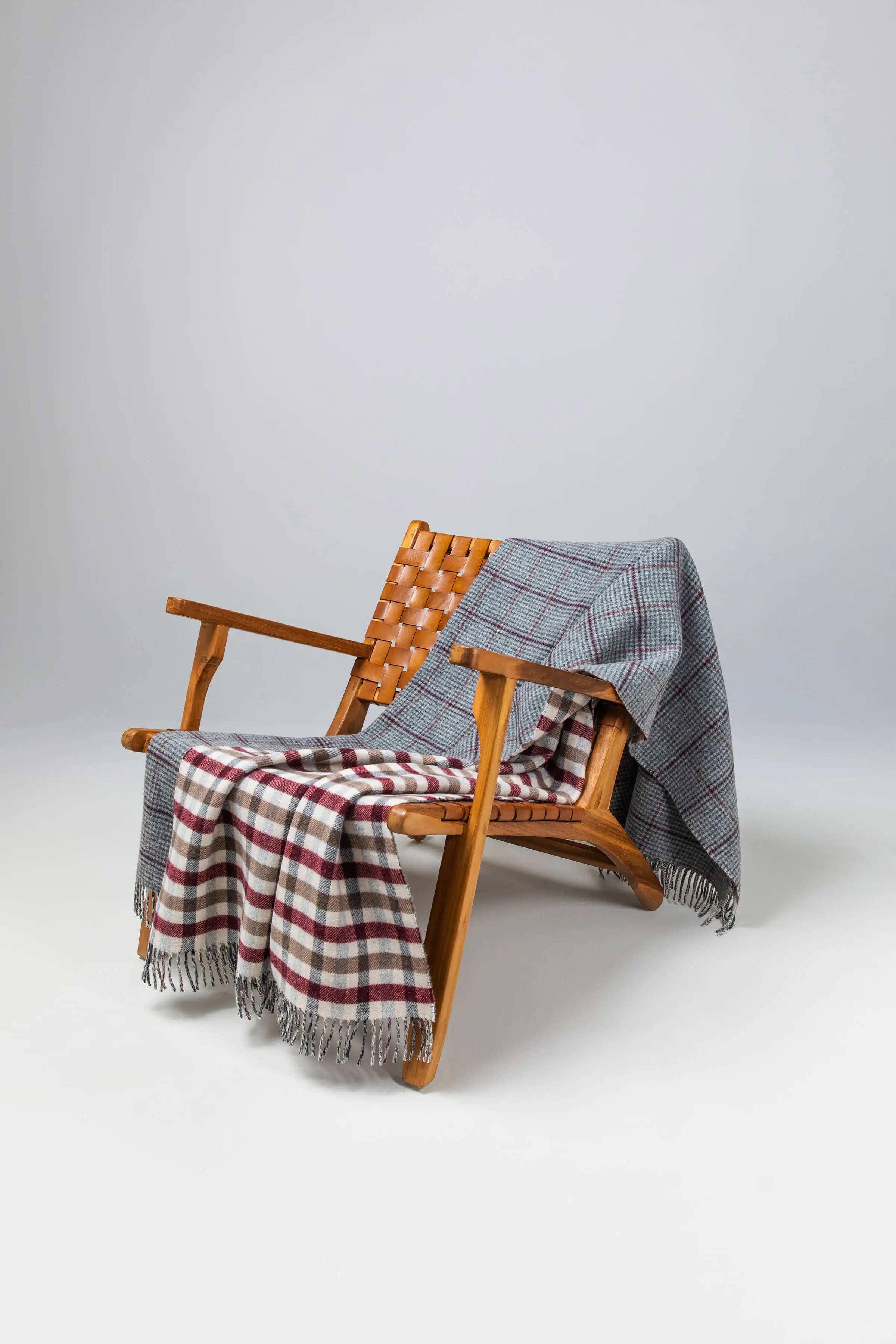 Johnstons of Elgin - Double Face Lambswool Throw in Houndstooth