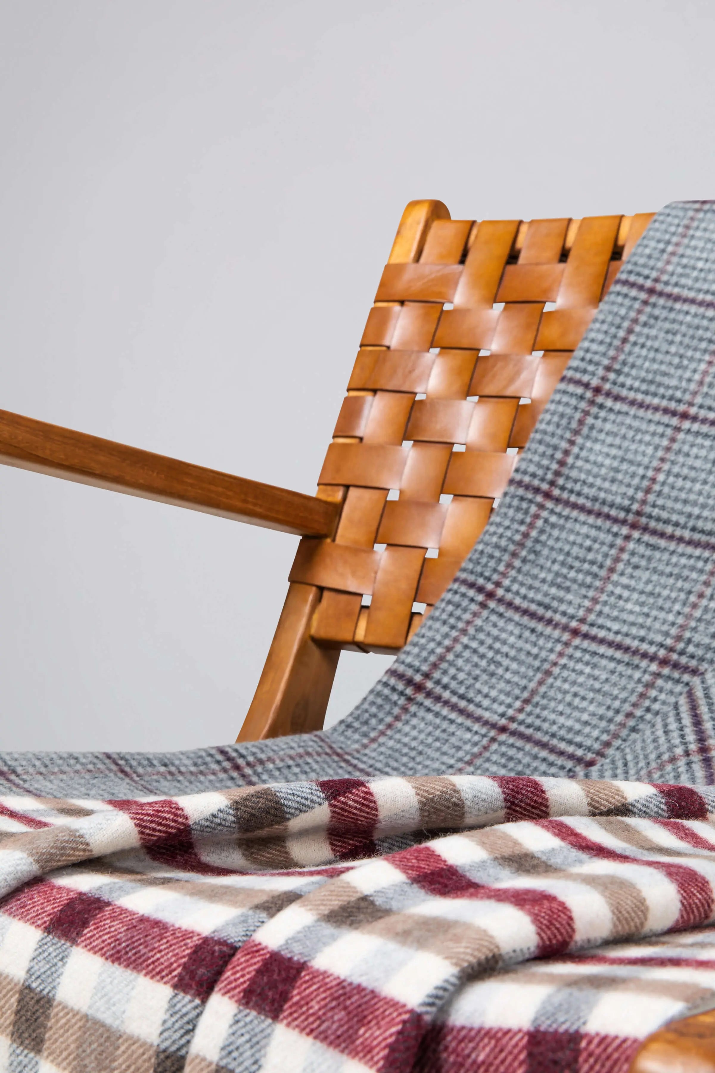 Johnstons of Elgin - Double Face Lambswool Throw in Houndstooth