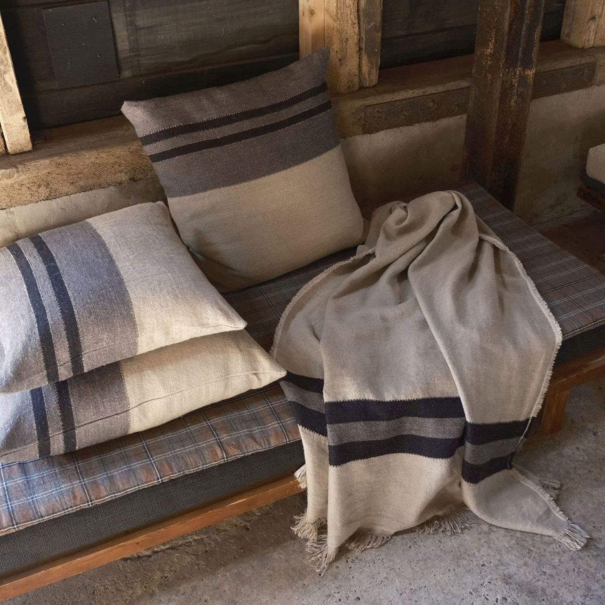 Urban Natural - Black House Stripe Throw