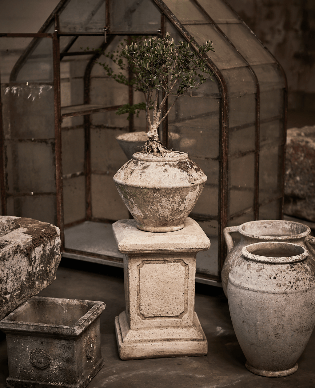 Olive Ateliers - Cast Pedestal