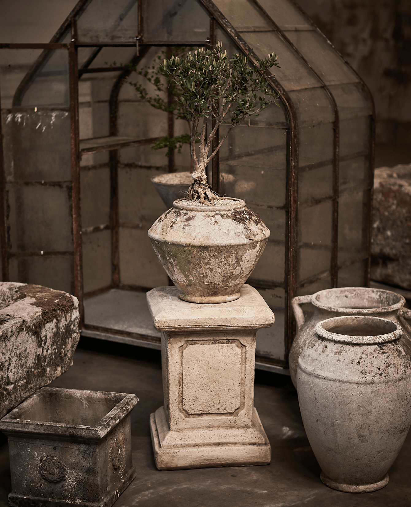 Olive Ateliers - Cast Pedestal